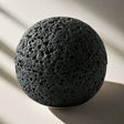 Kursig svart vulkanisk stenskål - Elegant porslinsmittenstuk Carvallo