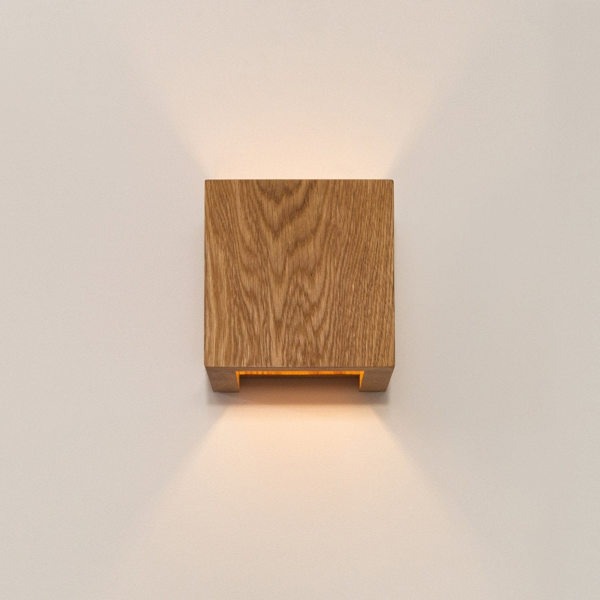 WoodGlow - Modern Trä Vägglampa av Ek med Varm Vitt Ljus Carvallo