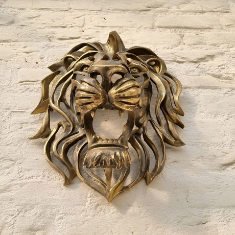 Golden Roar - Exquisite Guldpläterad Hartz Lejonhuvud Väggmonterad Skulptur Carvallo